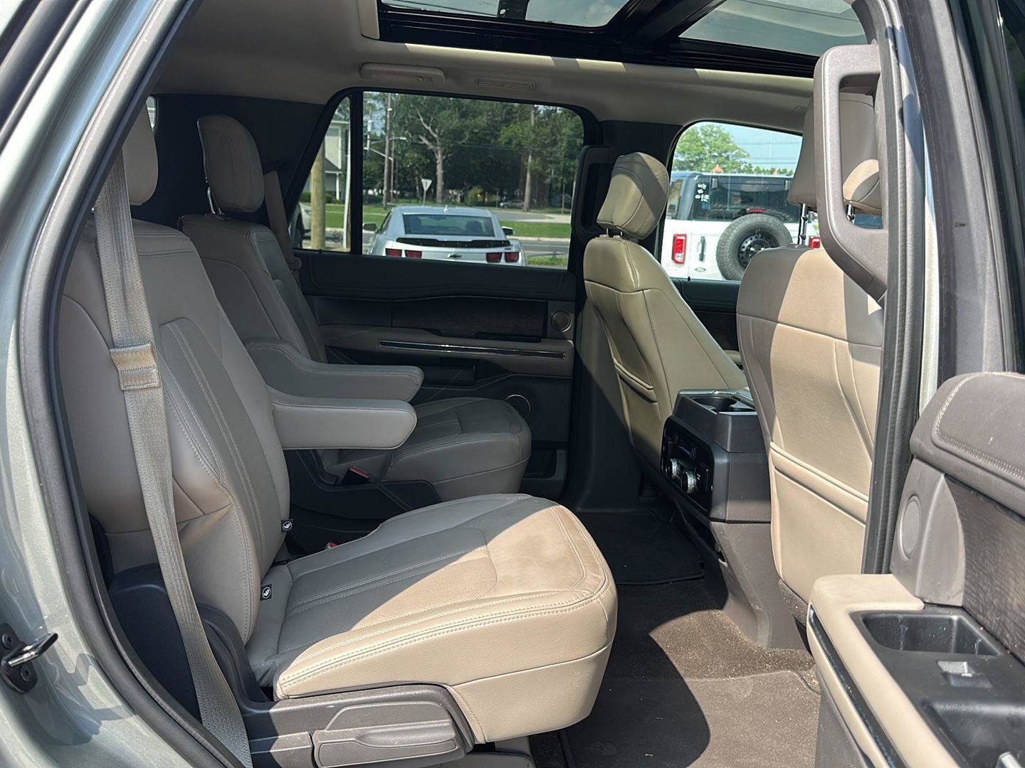 Used 2019 Ford Expedition Limited w/ Equipment Group 302A AWD/4WD image 11