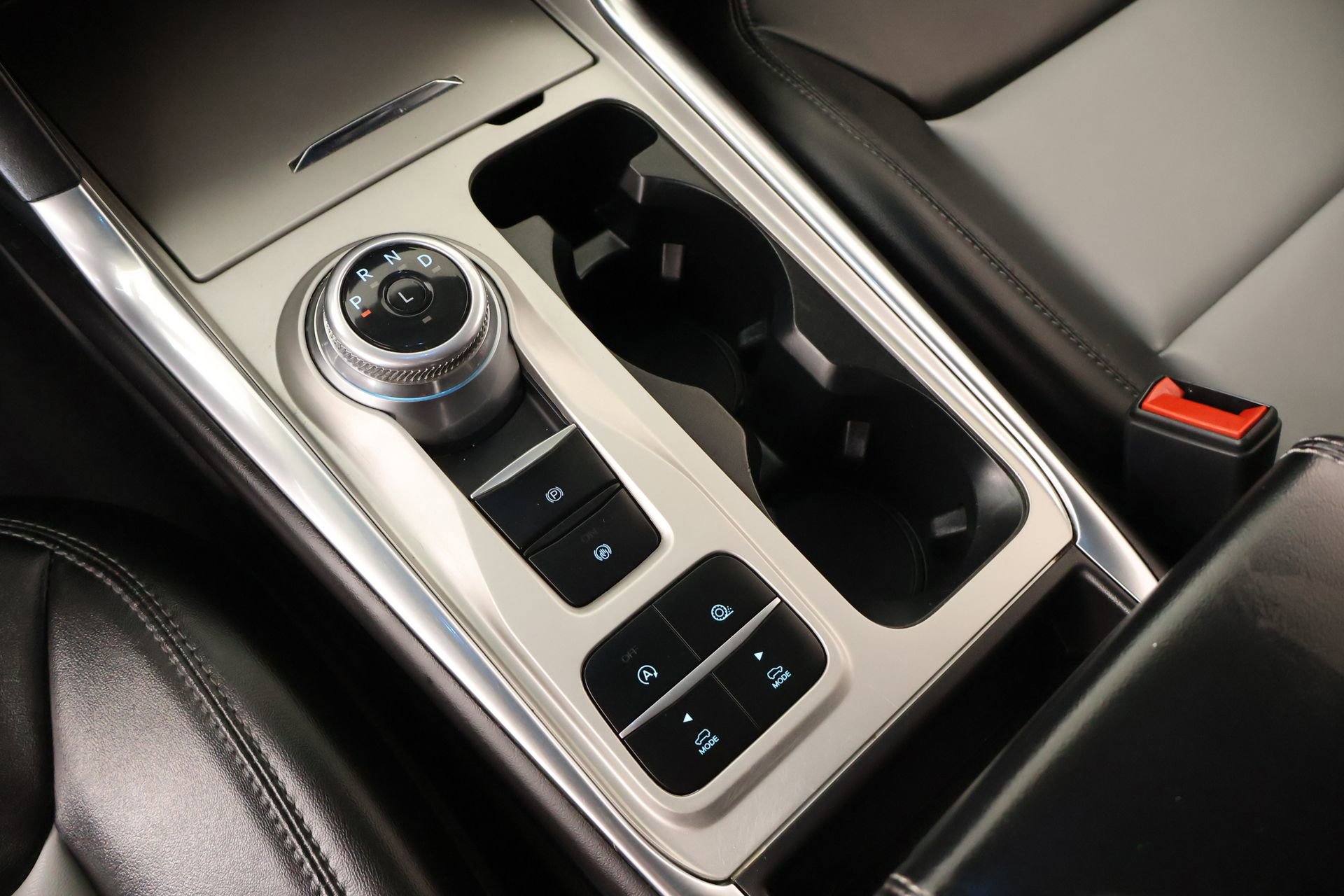 Used 2024 Ford Explorer XLT w/ Equipment Group 202A image 9