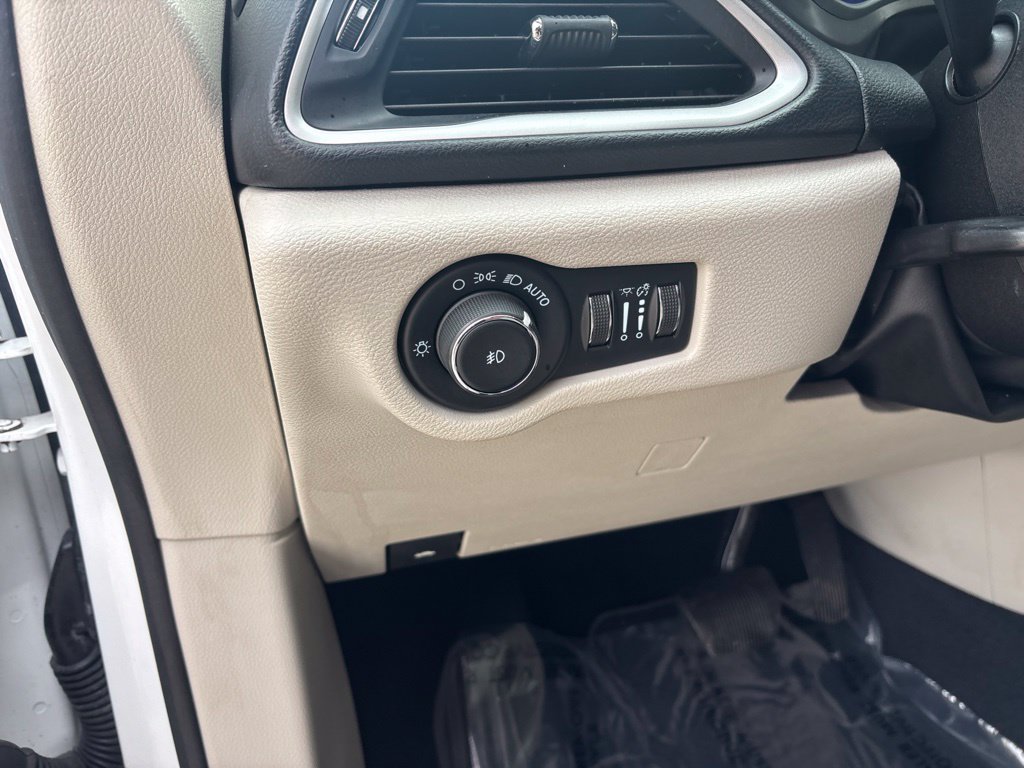 Used 2021 Chrysler Pacifica Touring-L FWD image 13