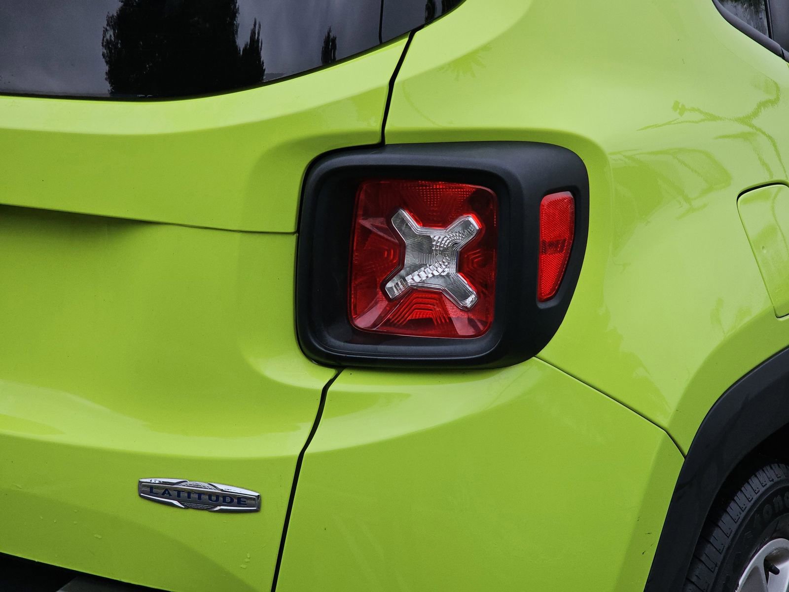 Used 2018 Jeep Renegade Latitude w/ Advanced Technology Group FWD image 11