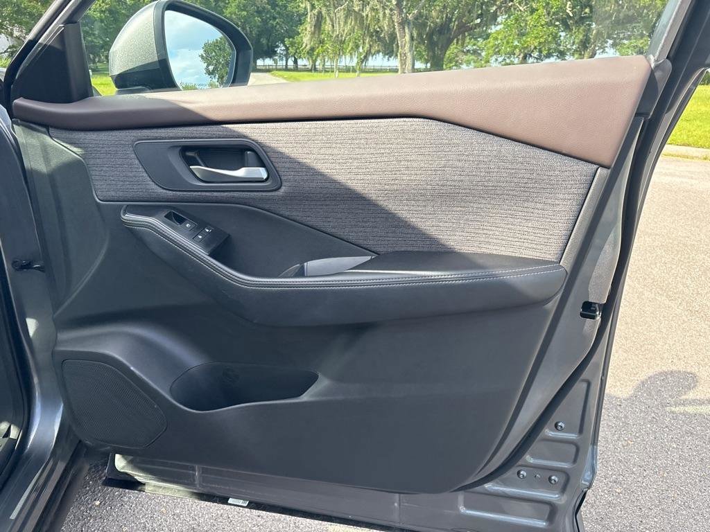Used 2023 Nissan Rogue SV image 15