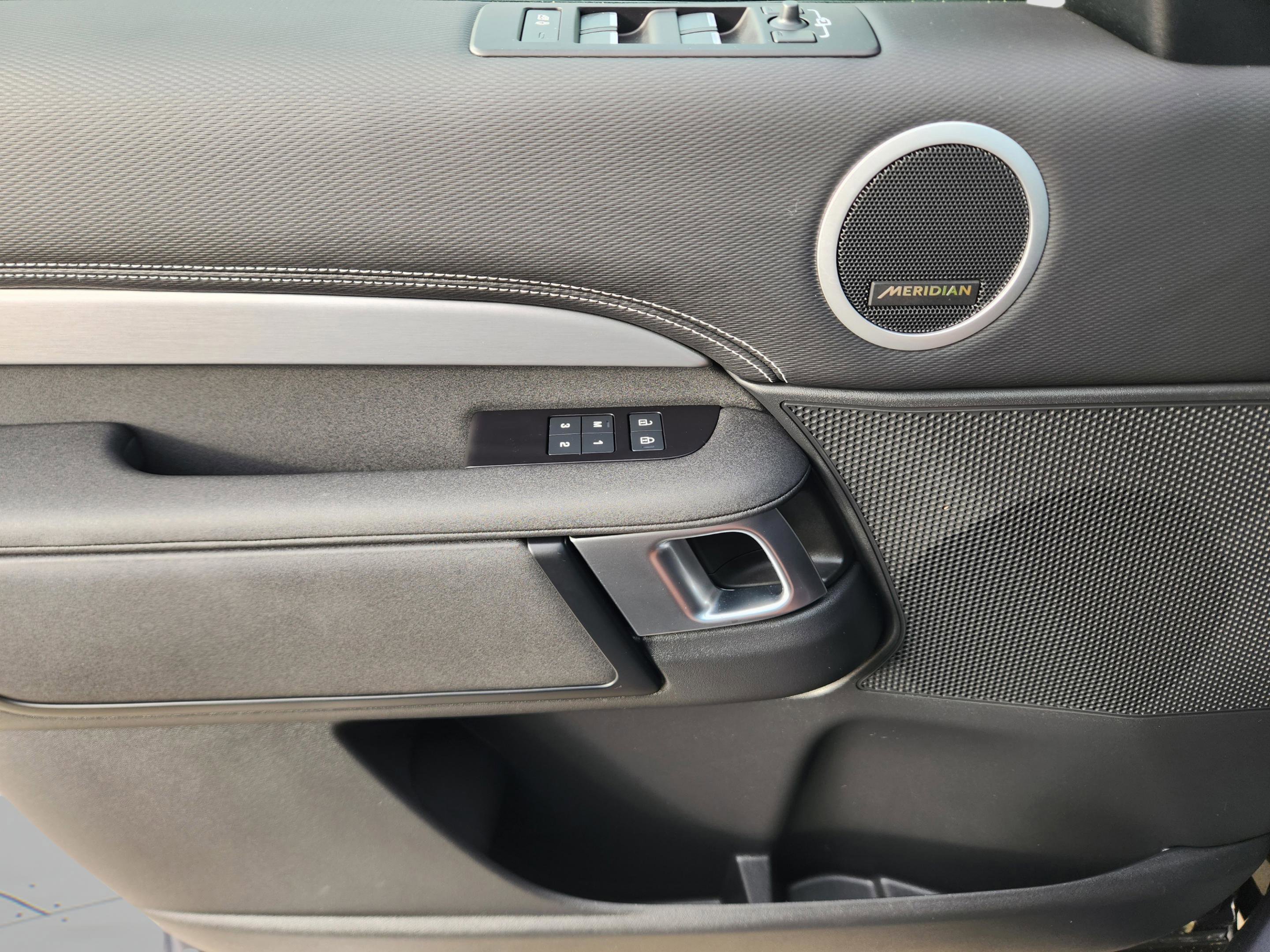 Certified 2024 Land Rover Discovery Dynamic SE image 20