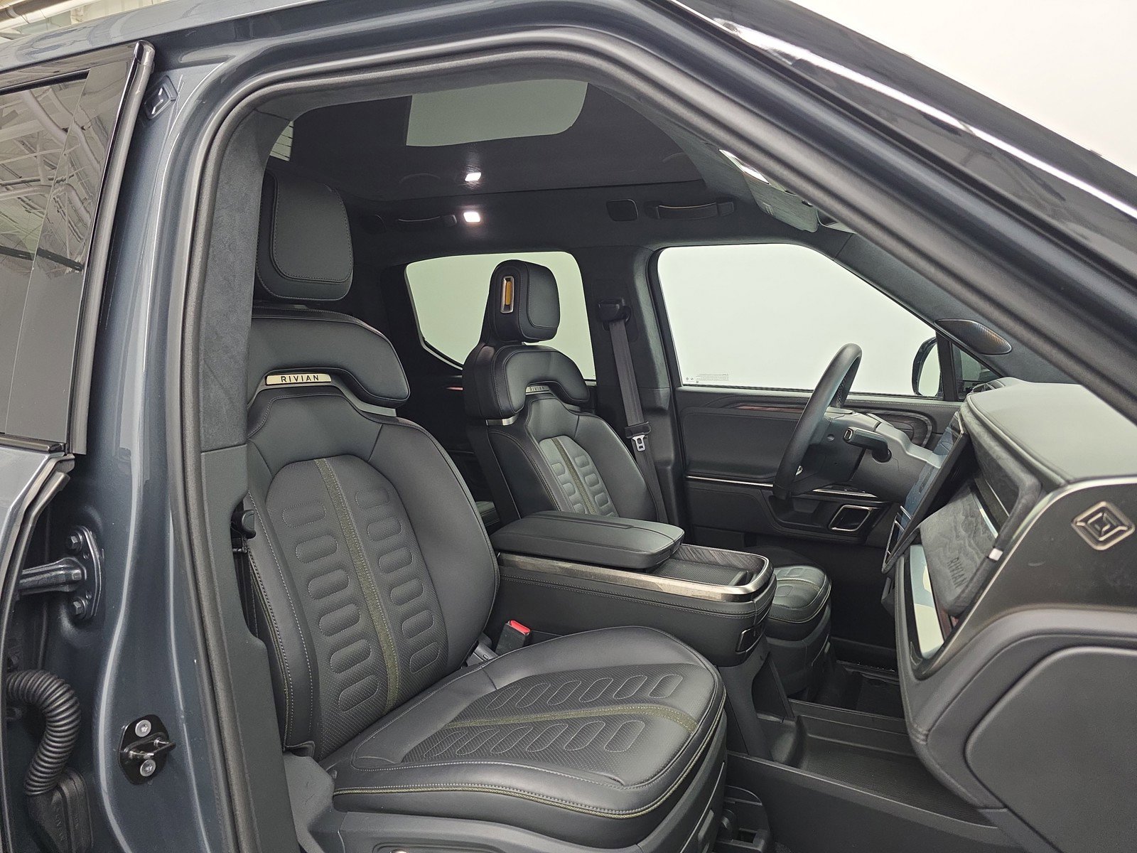 Used 2022 Rivian R1T Adventure image 23