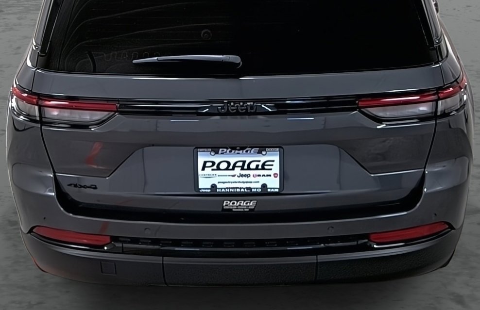 Used 2023 Jeep Grand Cherokee Altitude AWD/4WD image 11