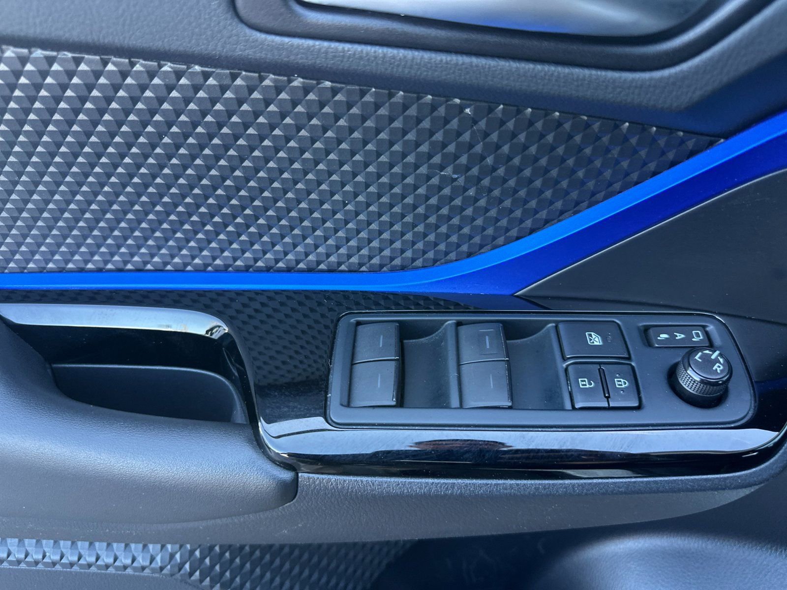 Used 2021 Toyota C-HR XLE image 11