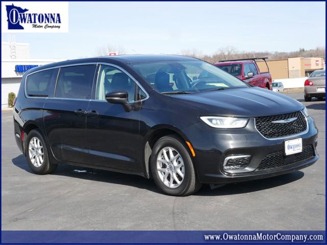 Used 2023 Chrysler Pacifica Touring-L image 1