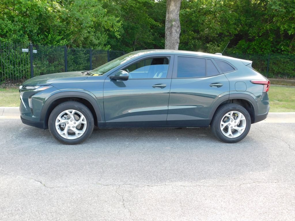 Certified 2025 Chevrolet Trax LS w/ LS Convenience Package FWD image 2