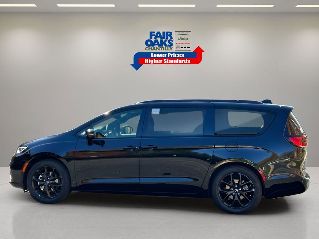New 2026 Chrysler Pacifica Limited w/ Uconnect Theater Family Group image 12