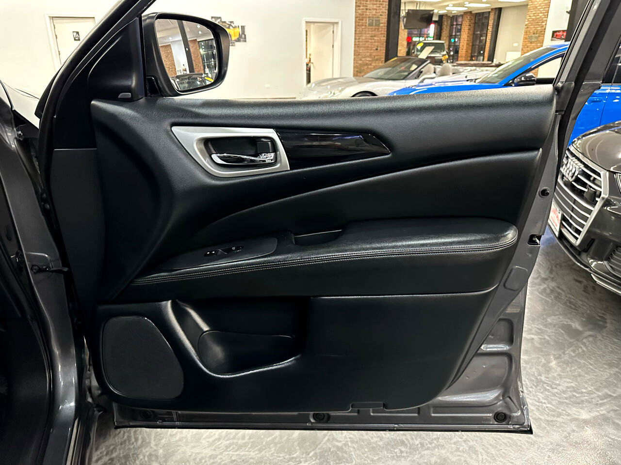 Used 2019 Nissan Pathfinder SV image 36