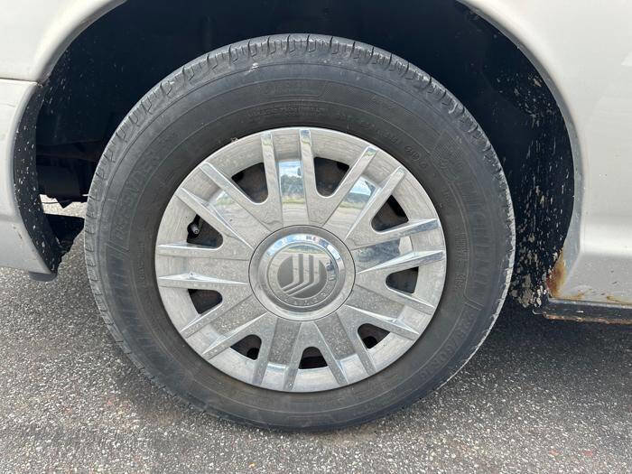 Used 2007 Mercury Grand Marquis GS RWD image 10
