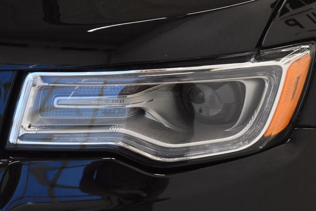 Used 2019 Jeep Grand Cherokee Overland AWD/4WD image 15