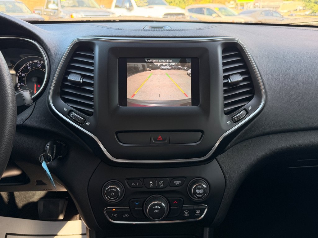 Used 2019 Jeep Cherokee Latitude w/ Popular Appearance Group FWD image 7