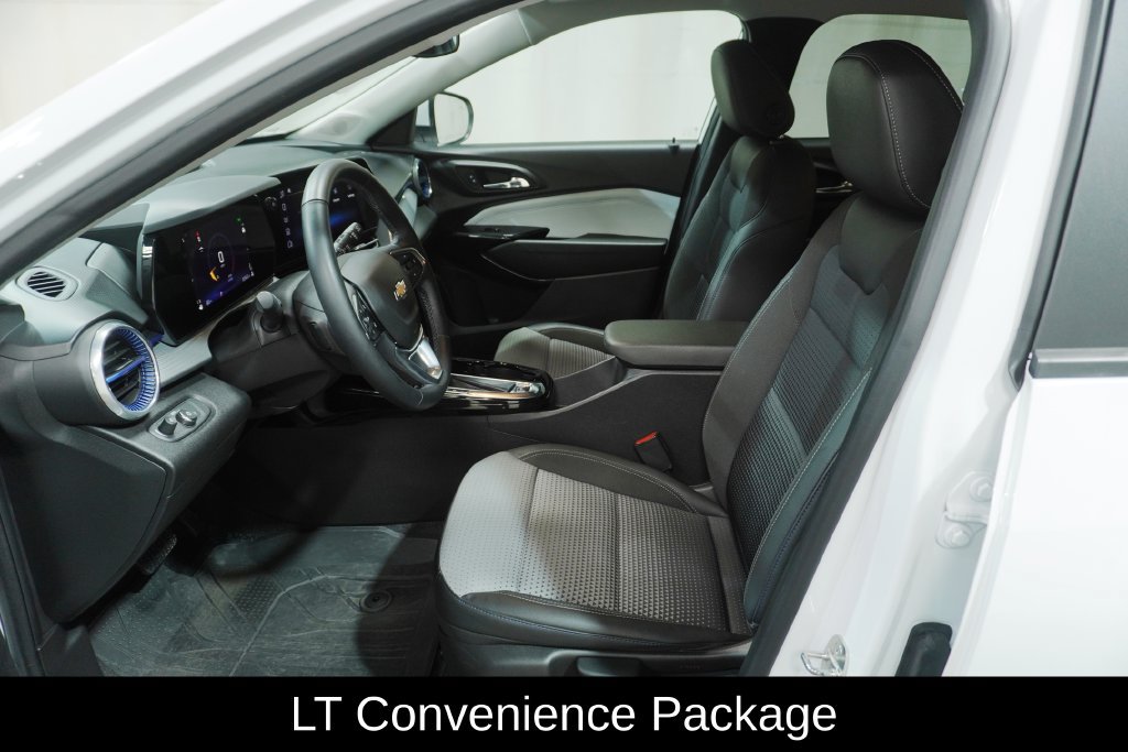 Used 2024 Chevrolet Trax LT w/ Driver Confidence Package FWD image 2