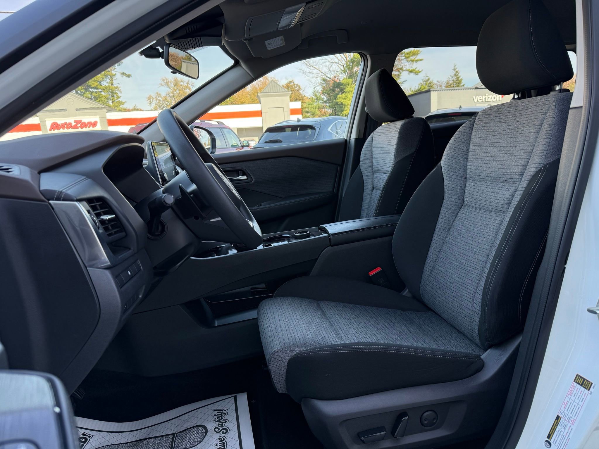 Used 2023 Nissan Rogue SV image 37