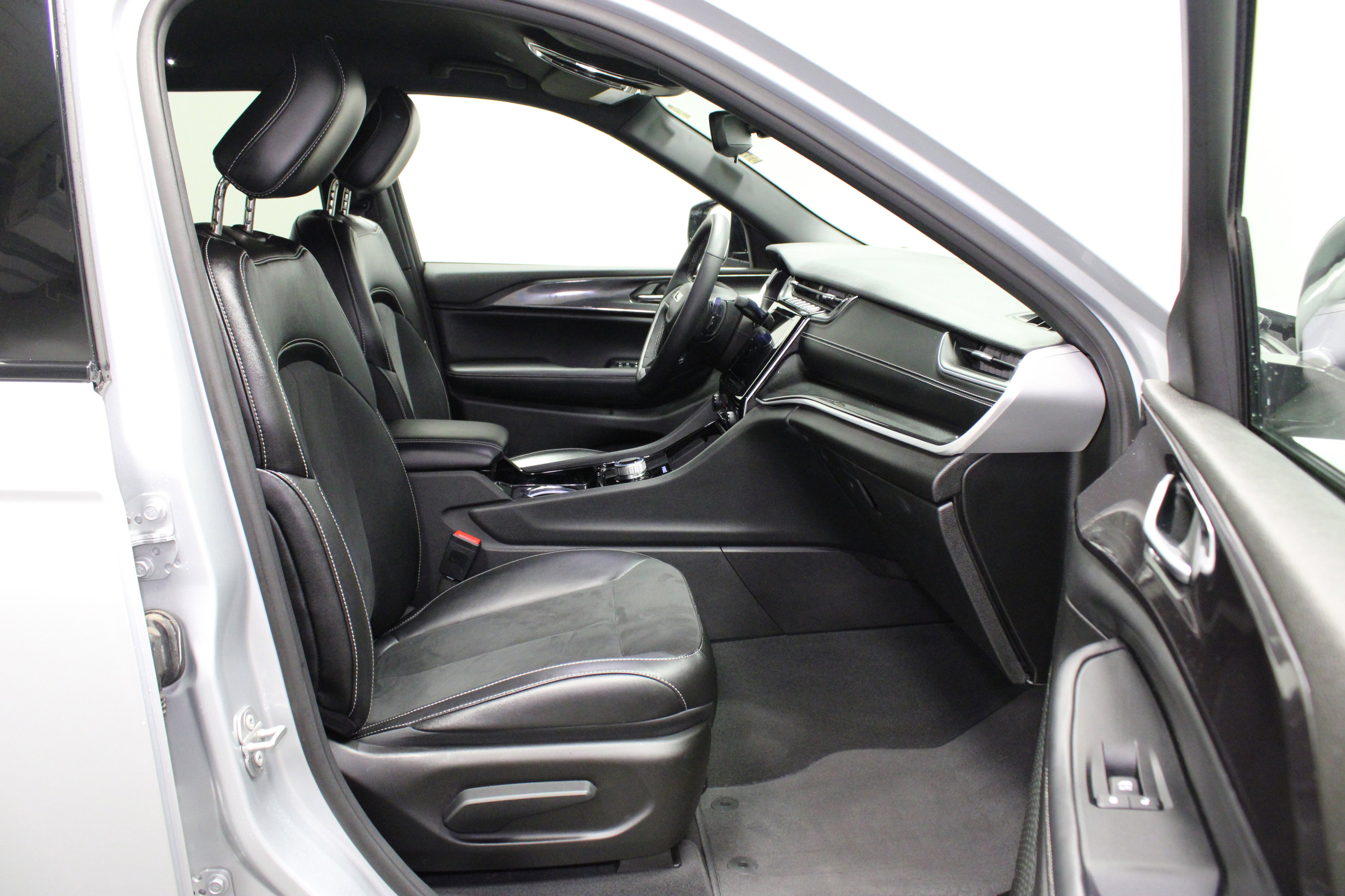 Used 2023 Jeep Grand Cherokee Altitude AWD/4WD image 14
