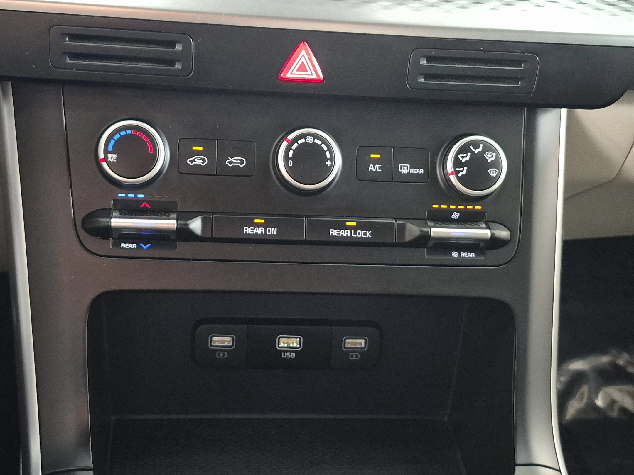 Used 2024 Kia Carnival LX FWD image 22