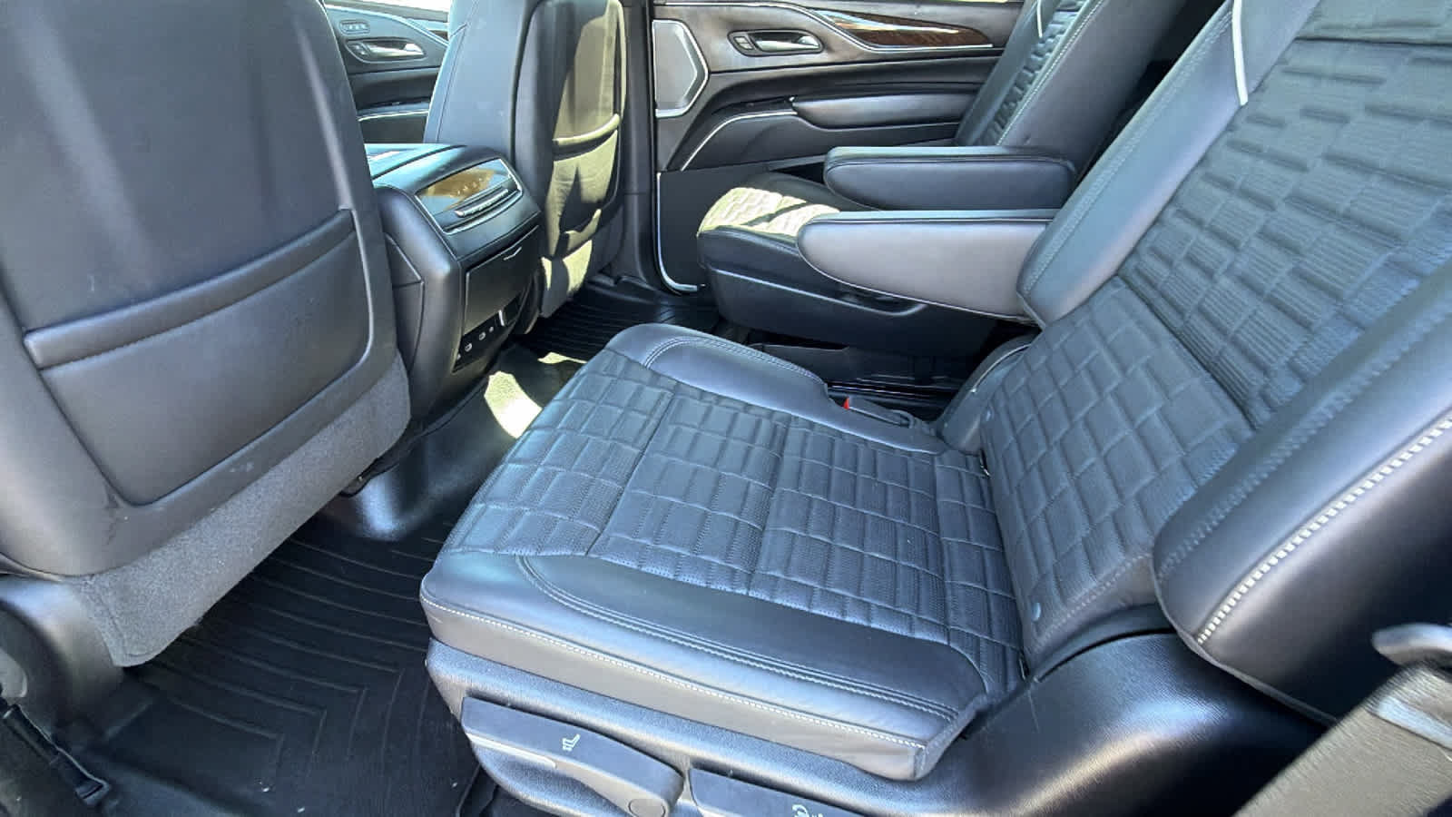 Used 2023 Cadillac Escalade Sport Platinum w/ Heavy-Duty Trailer Package AWD/4WD image 24