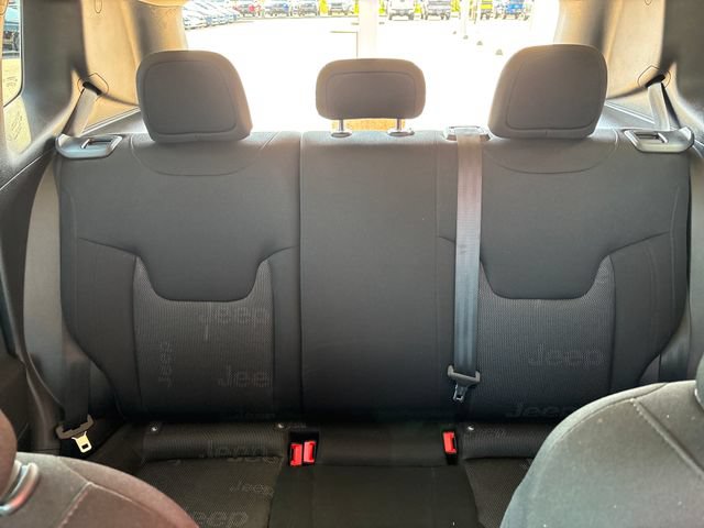 Used 2017 Jeep Renegade Latitude AWD/4WD image 36