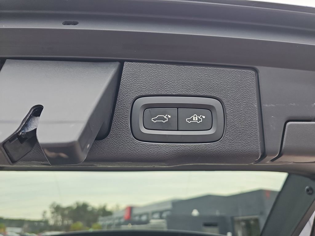 Used 2025 Volvo XC60 B5 Core image 17