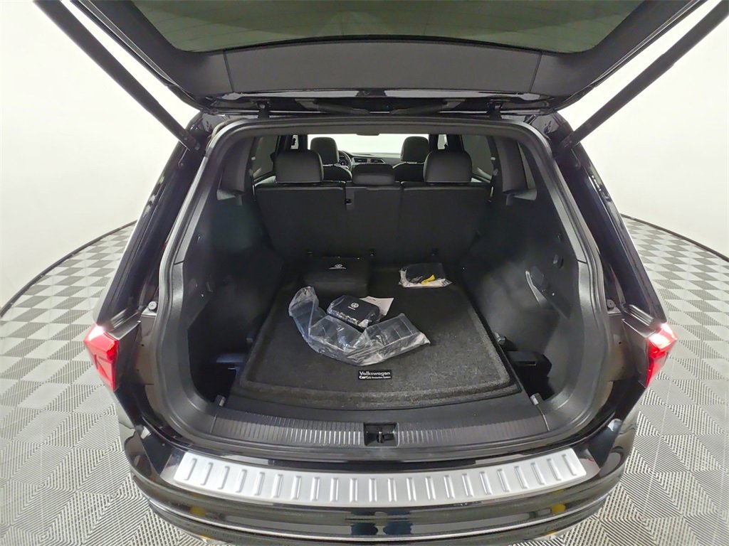 Used 2022 Volkswagen Tiguan SEL R-Line image 16