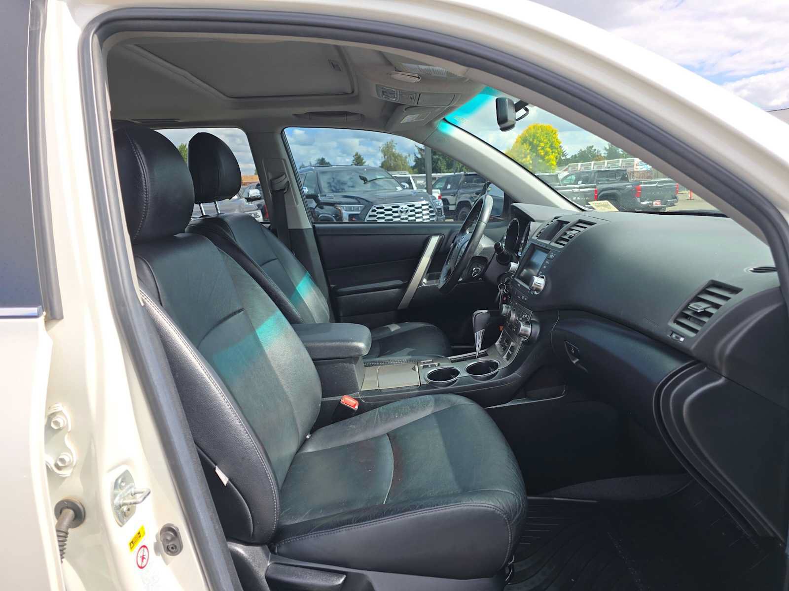 Used 2012 Toyota Highlander SE w/ Tow Pkg AWD/4WD image 10