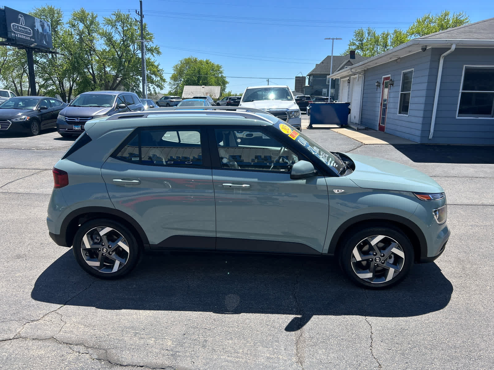 Used 2025 Hyundai Venue SEL FWD image 3