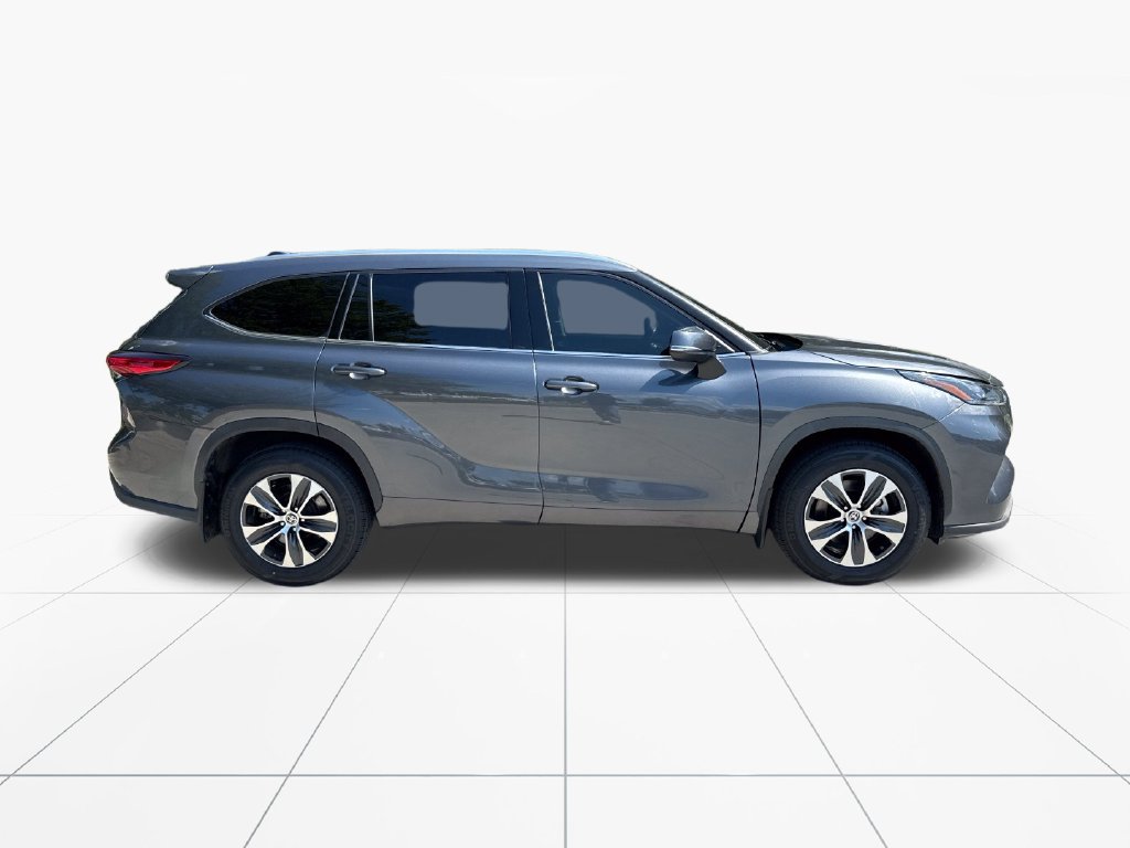 Used 2021 Toyota Highlander XLE AWD/4WD image 9