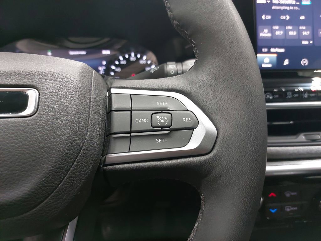 Used 2025 Jeep Compass Latitude AWD/4WD image 17