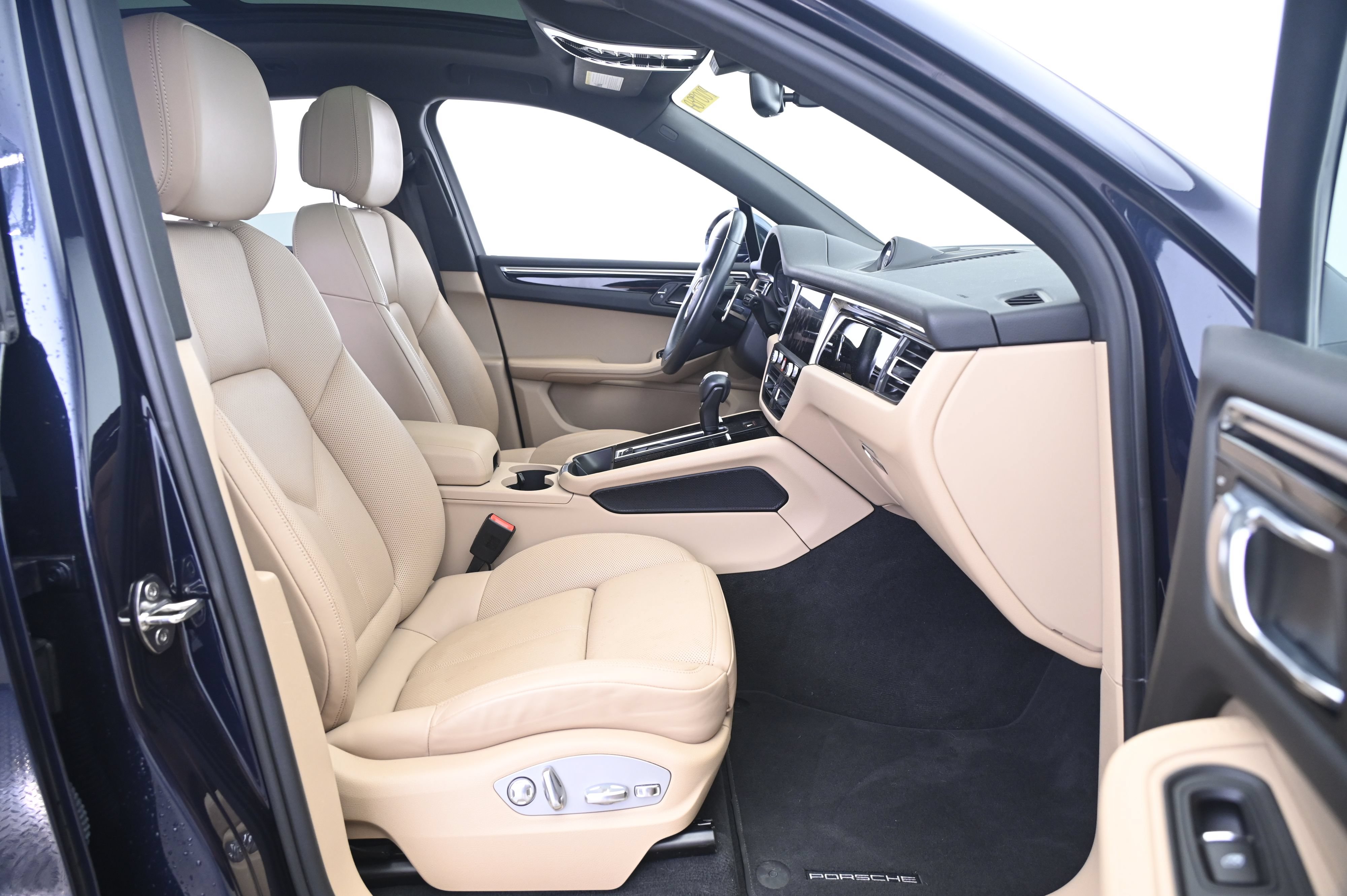 Certified 2022 Porsche Macan AWD/4WD image 23