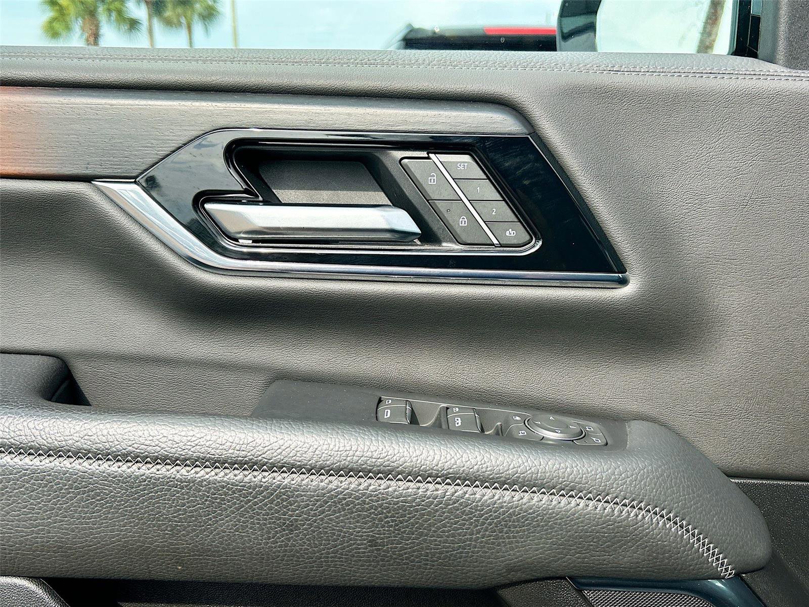 Used 2025 GMC Yukon Denali RWD image 18