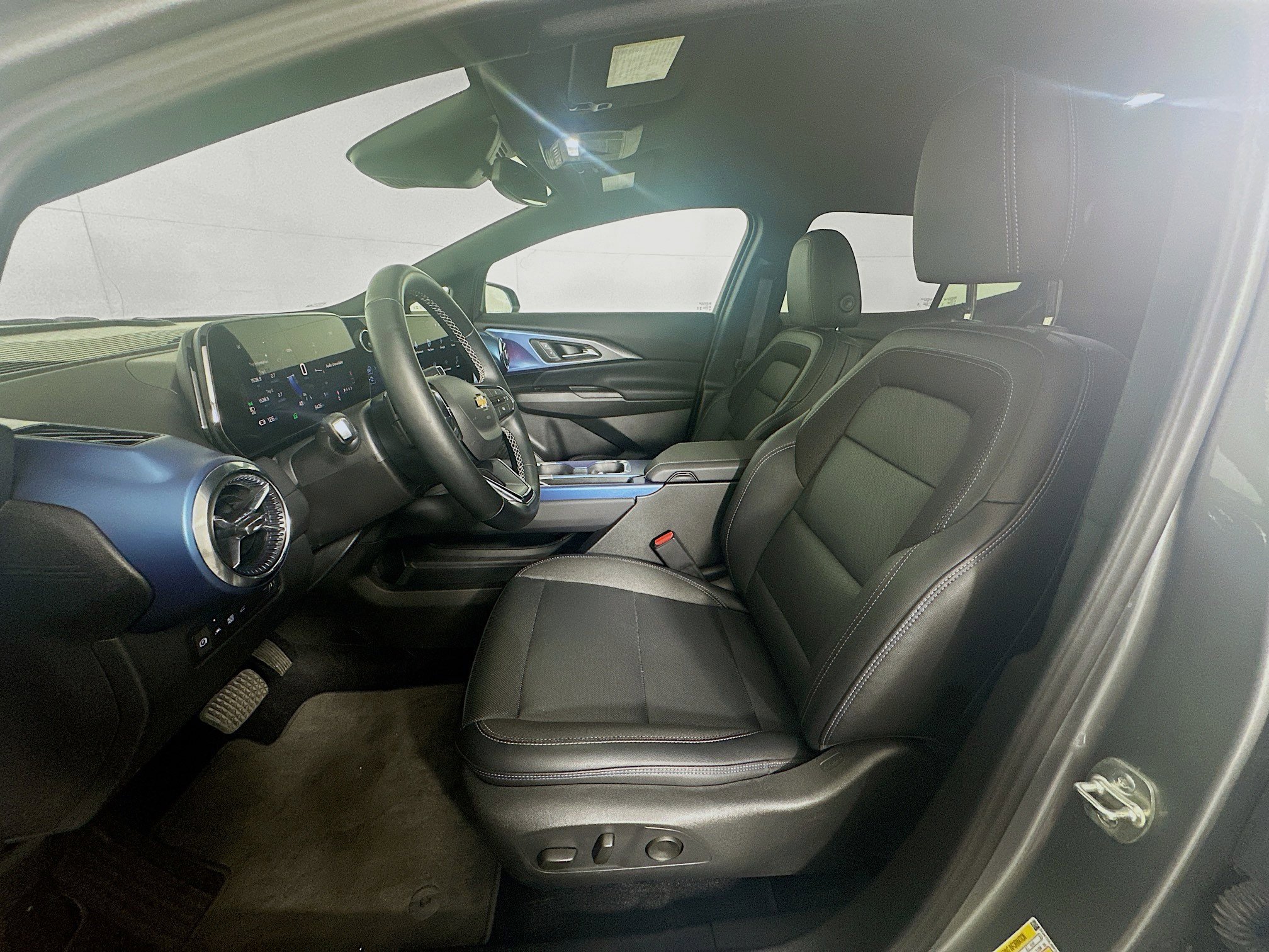 Used 2025 Chevrolet Equinox EV LT w/ Convenience Package image 13