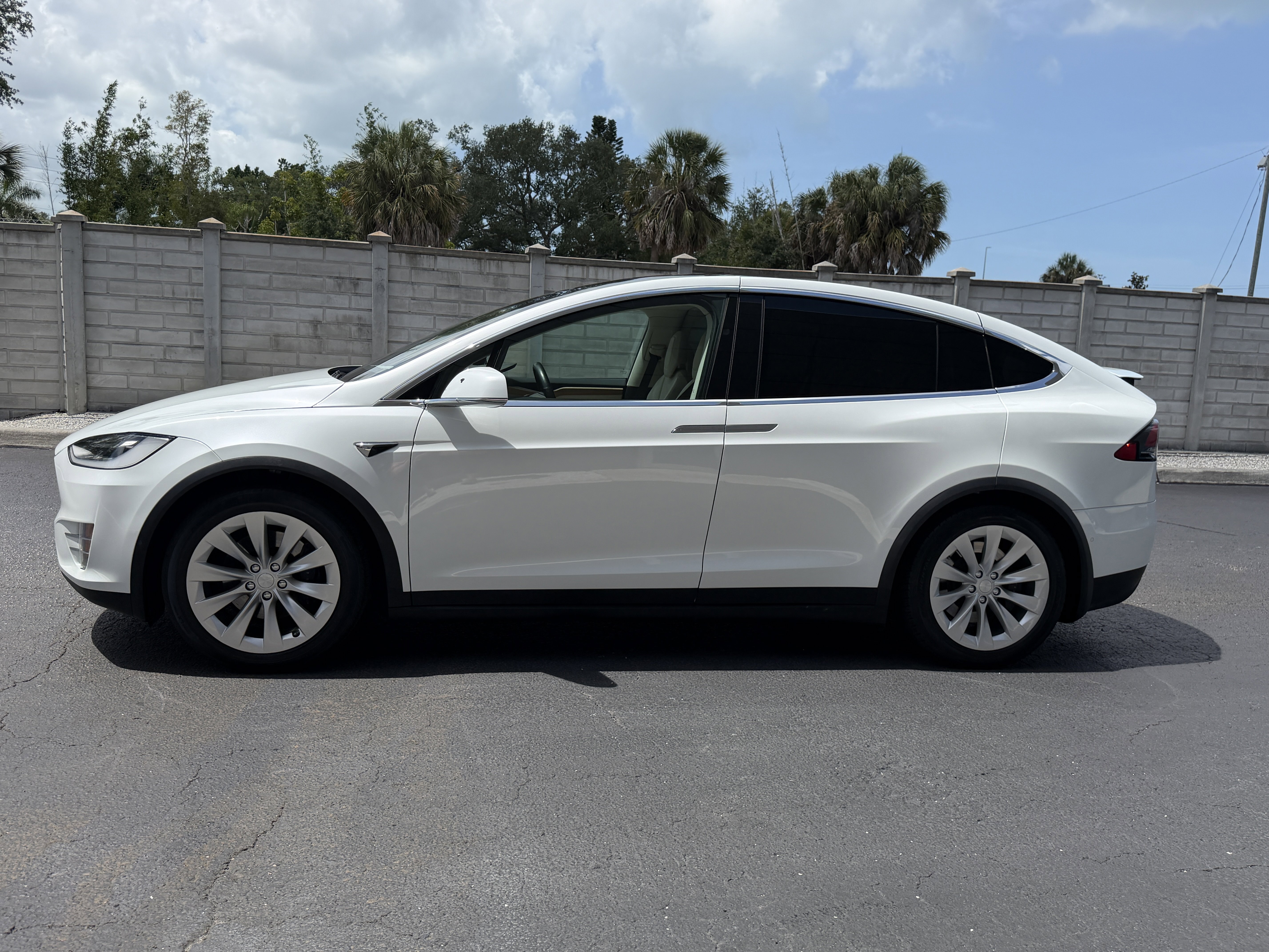 Used 2018 Tesla Model X 75D AWD/4WD image 2