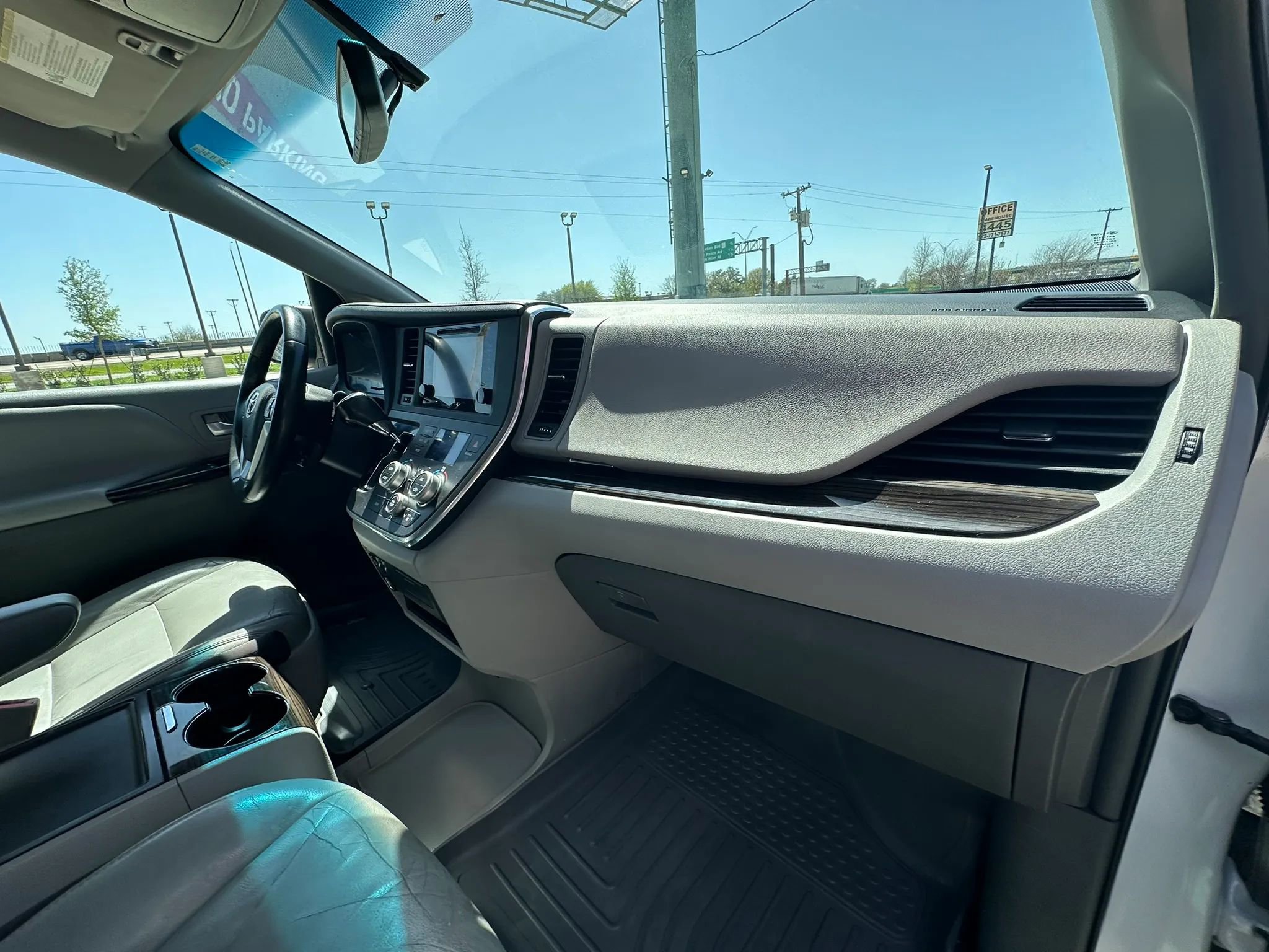 Used 2015 Toyota Sienna XLE image 25