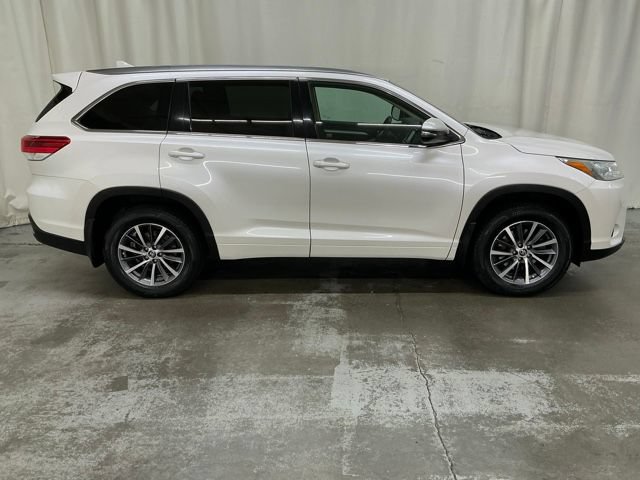 Used 2018 Toyota Highlander XLE AWD/4WD image 2