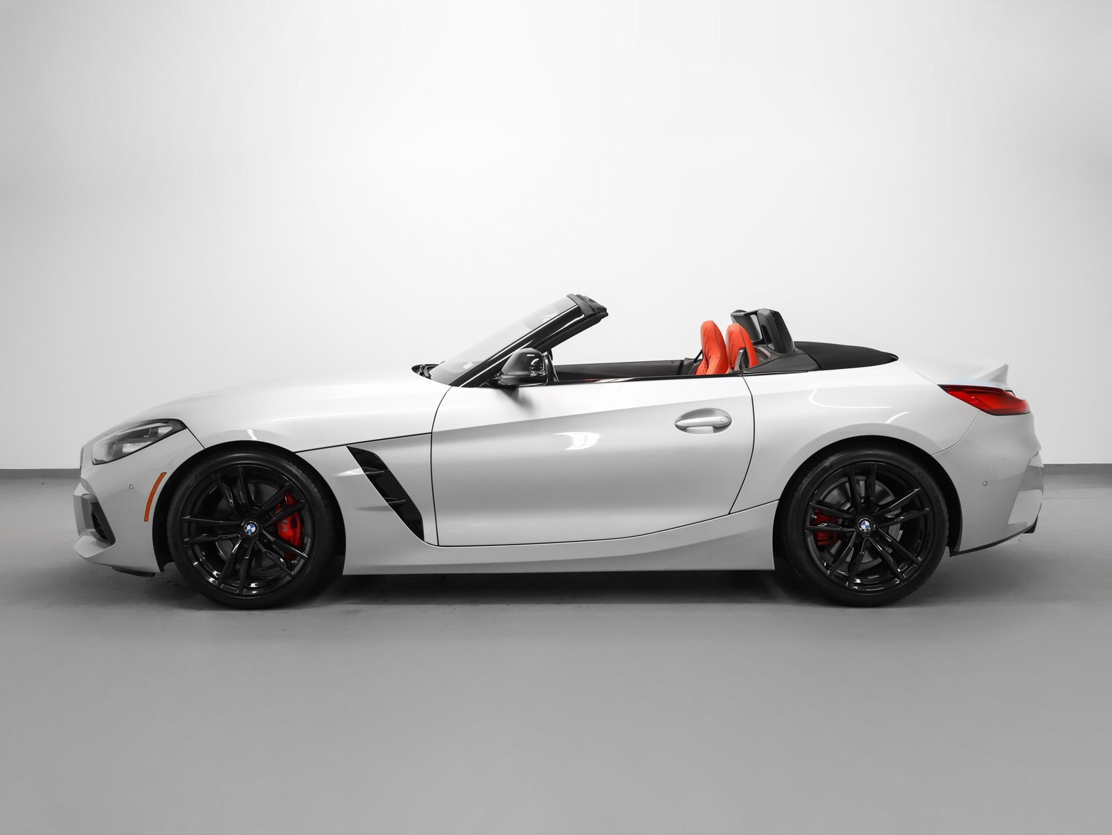 Used 2022 BMW Z4 M40i w/ Premium Package image 2