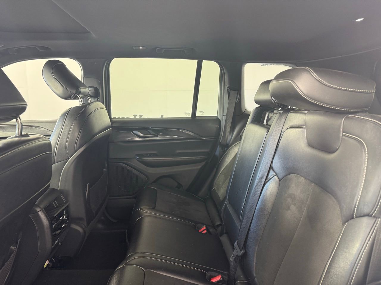 Used 2023 Jeep Grand Cherokee Altitude RWD image 7