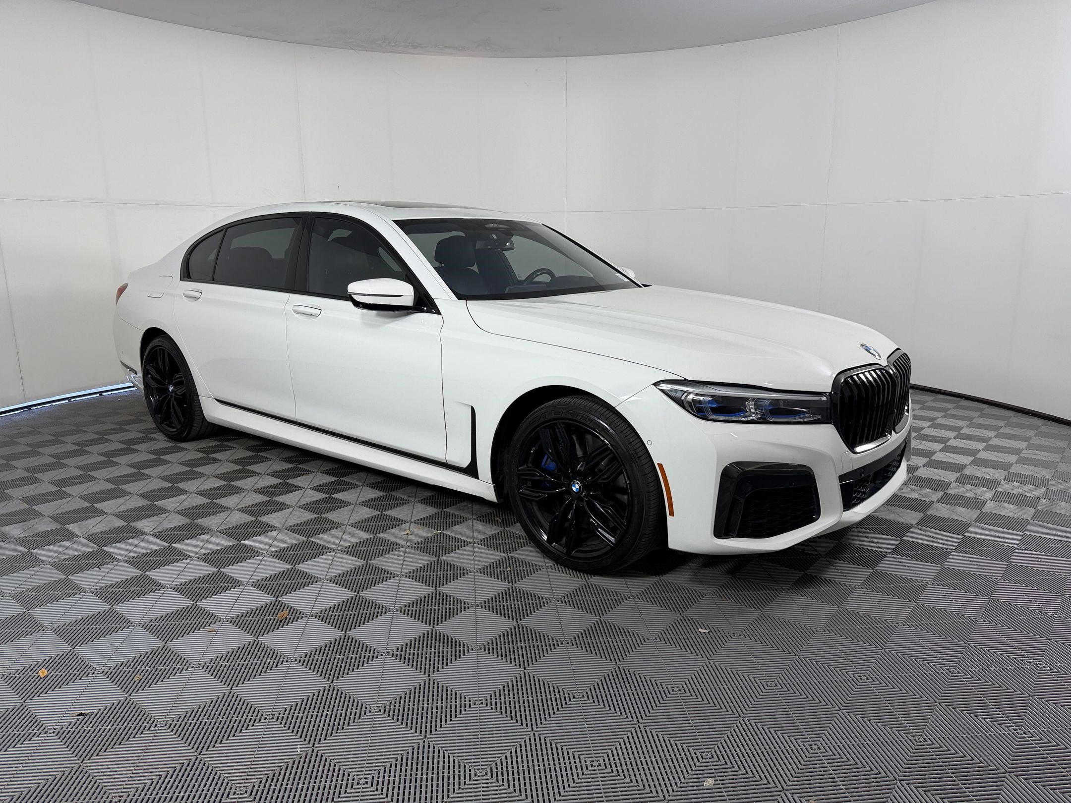 Used 2020 BMW M760i xDrive w/ Luxury Rear Seating Package image 7