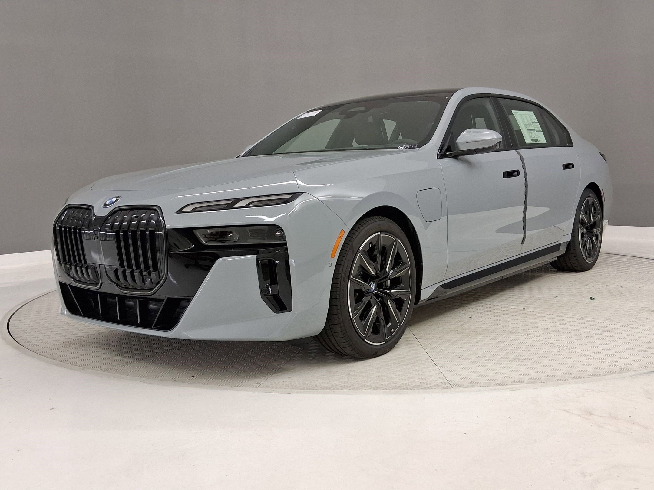New 2026 BMW 750e xDrive w/ Premium Package AWD/4WD image 32
