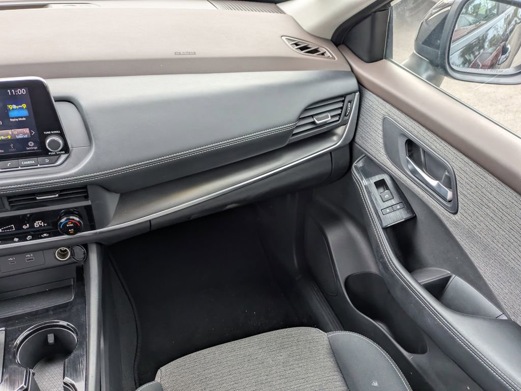 Used 2023 Nissan Rogue SV image 16