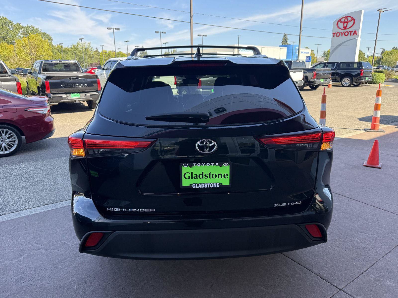 Used 2023 Toyota Highlander XLE AWD/4WD image 5