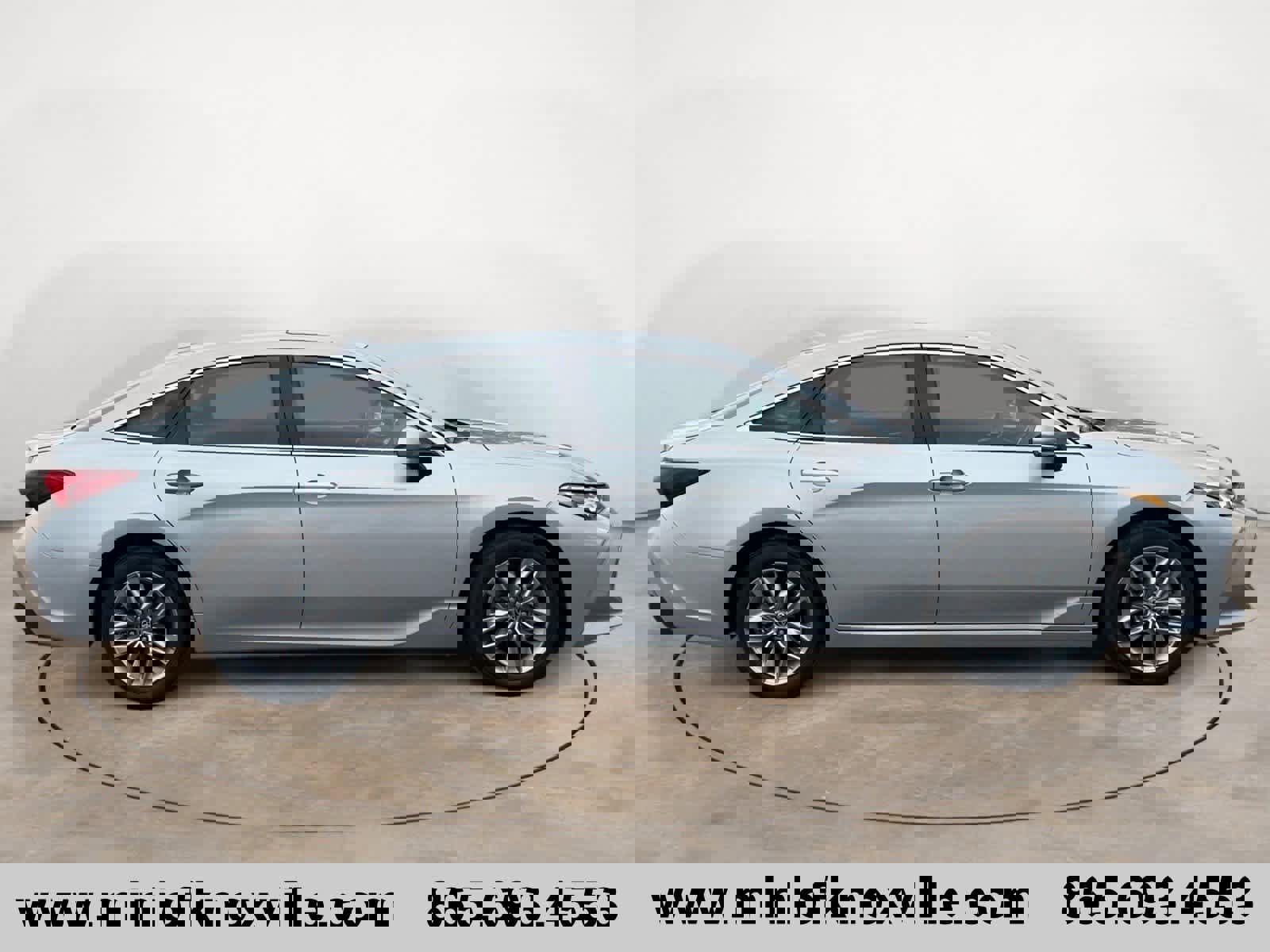 Used 2022 Toyota Avalon XLE w/ Moonroof Package image 2