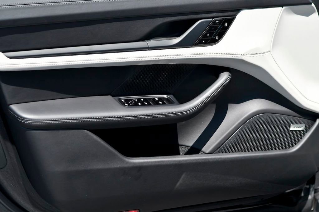 Used 2020 Porsche Taycan 4S image 29