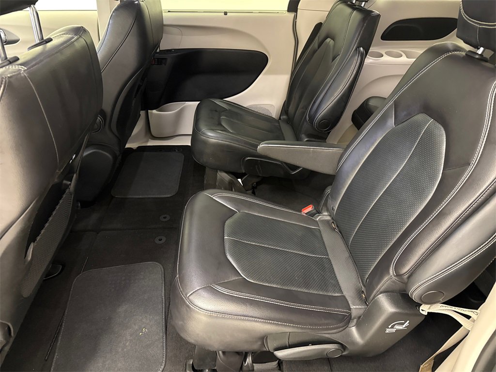 Used 2022 Chrysler Pacifica Touring-L image 18