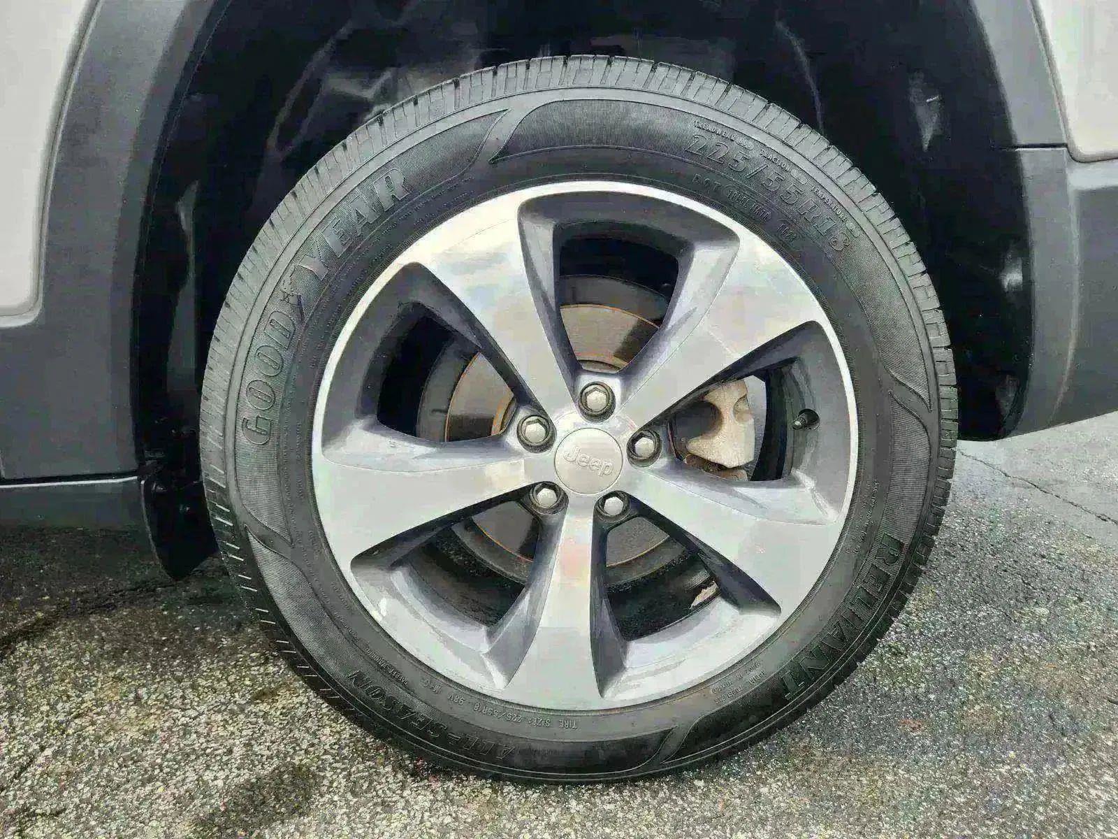 Used 2019 Jeep Cherokee Limited image 14