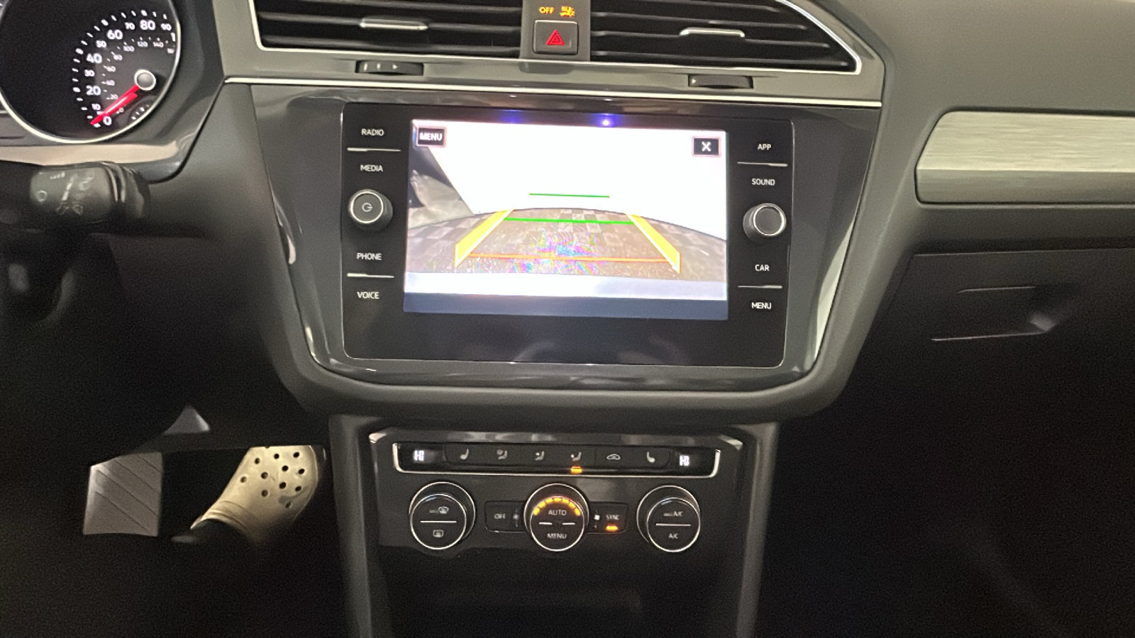 Used 2018 Volkswagen Tiguan SE w/ Panoramic Sunroof Package AWD/4WD image 29