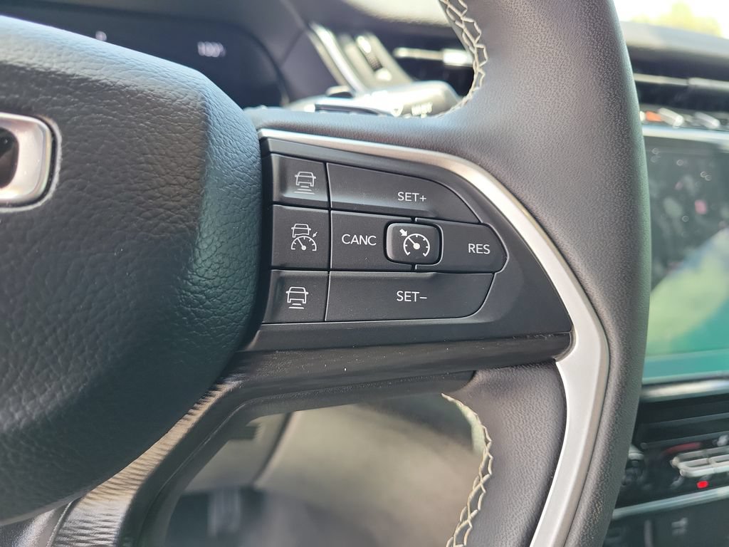 Used 2025 Jeep Grand Cherokee Laredo X RWD image 17