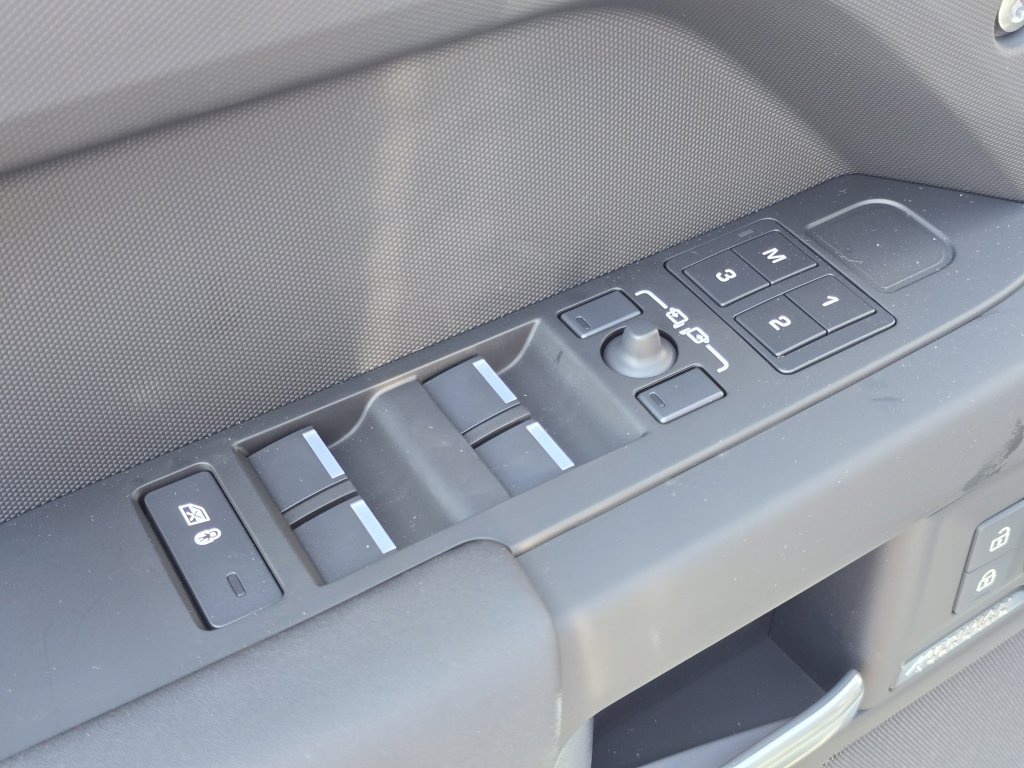 New 2025 Land Rover Defender 110 X-Dynamic SE image 33