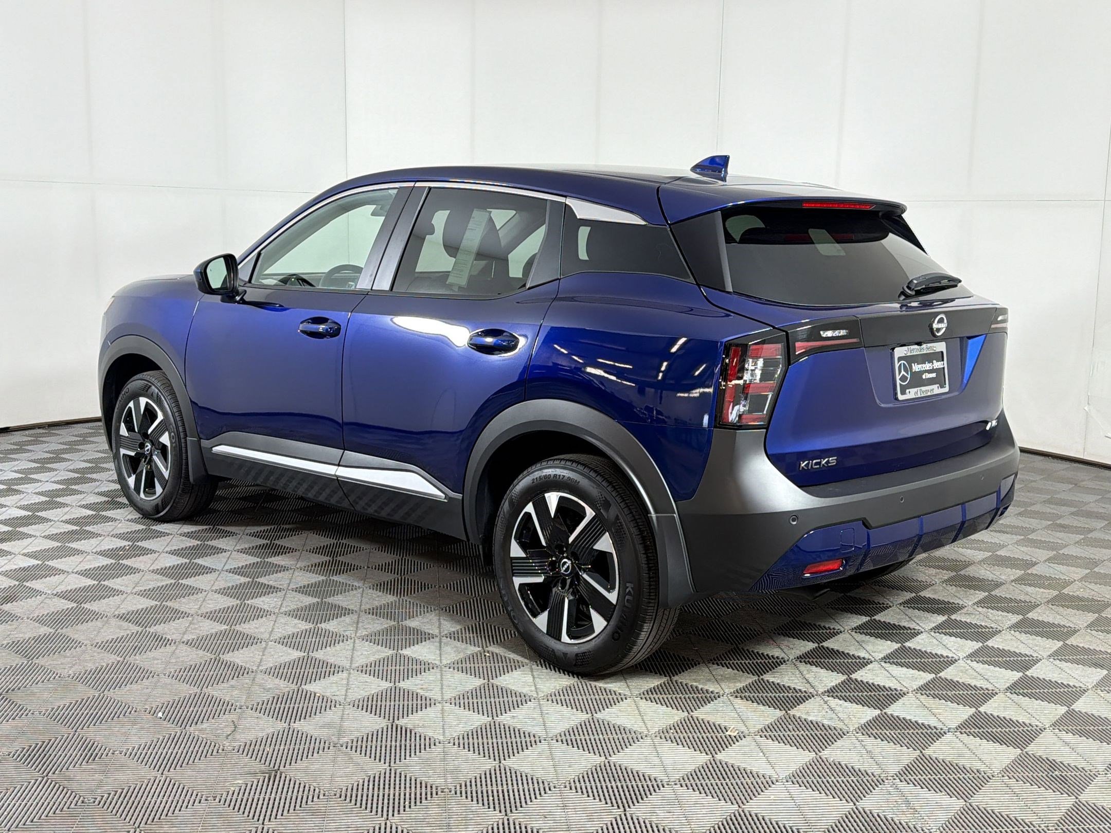 Used 2025 Nissan Kicks SV image 3