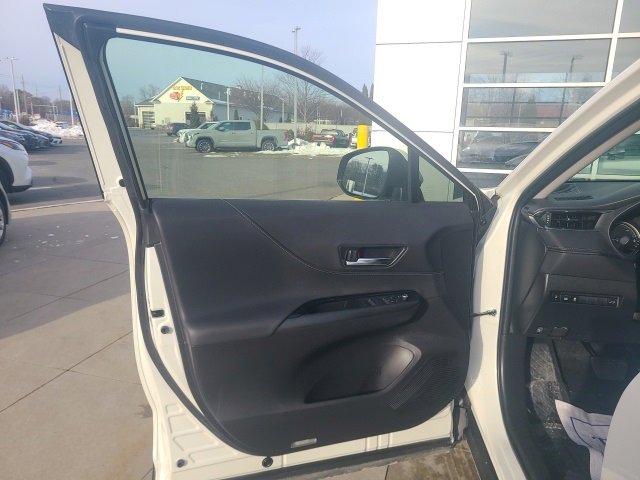 Used 2022 Toyota Venza LE image 17