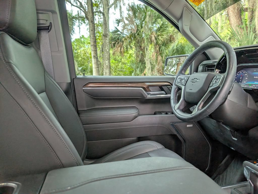 Used 2025 Chevrolet Silverado 1500 LT Trail Boss w/ Dark Appearance Package AWD/4WD image 17